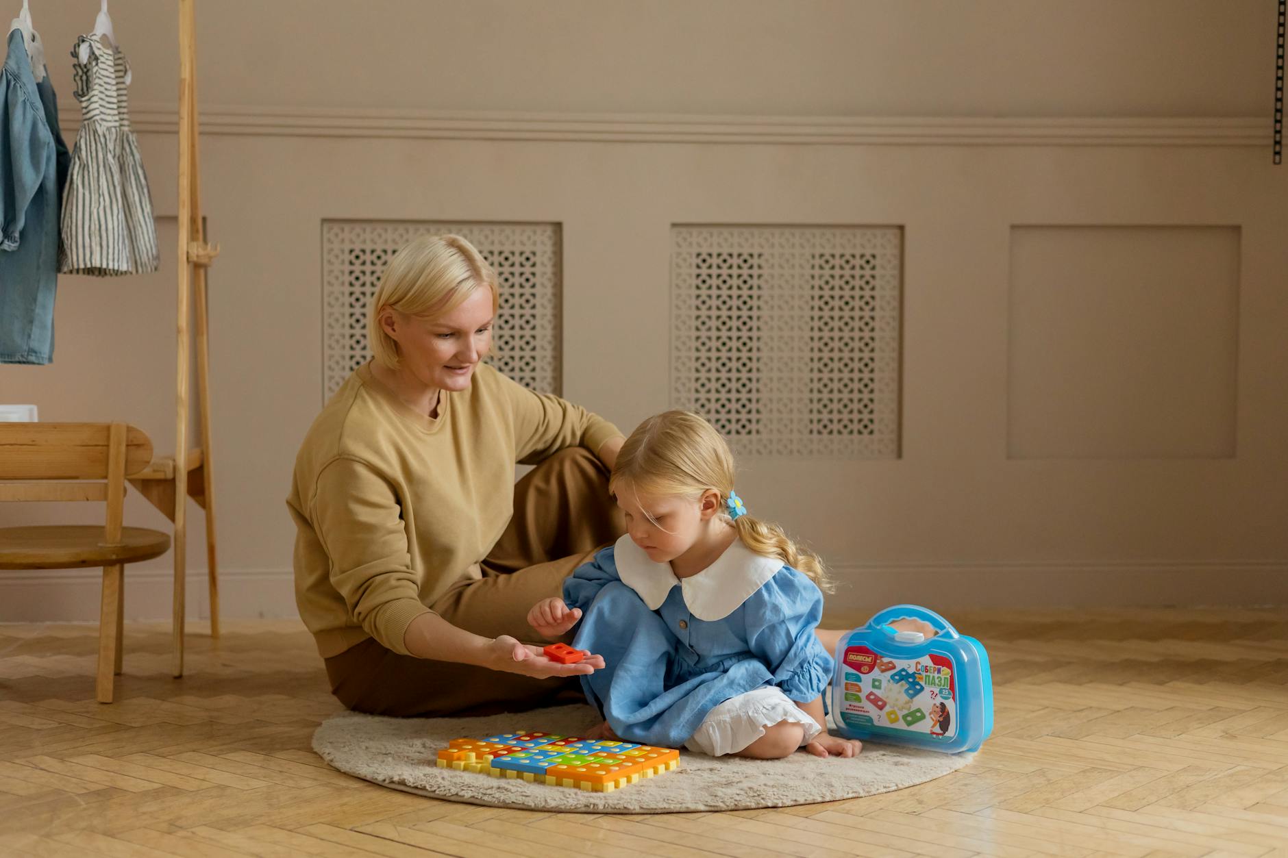 Mama bawi się z córką edukacyjnymi zabawkami w domu