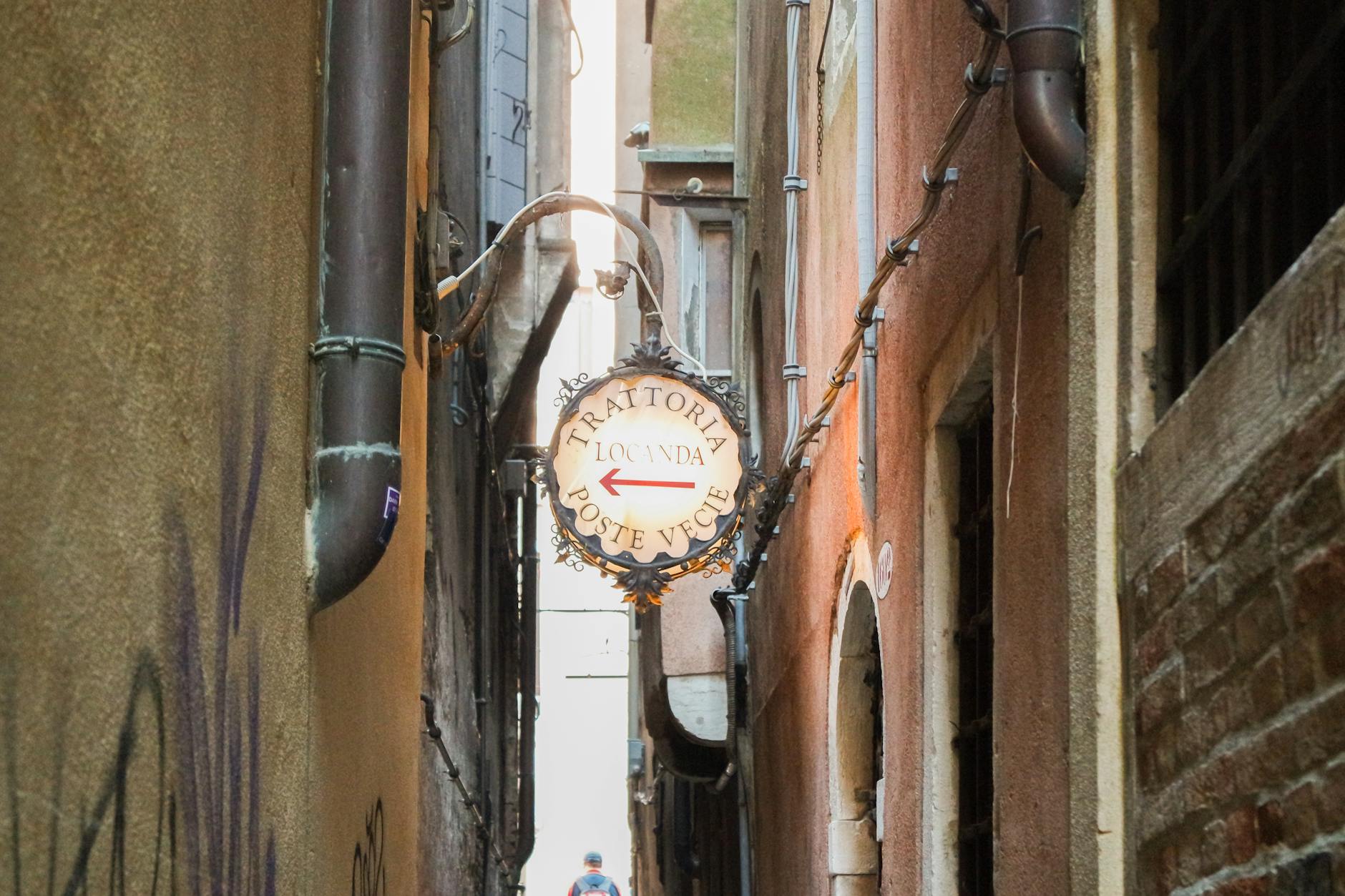 Wąska włoska uliczka prowadząca do kameralnej trattorii