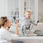 Mama i córka bawią się na kanapie w salonie