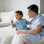 Mama i córka śmieją się na kanapie w salonie