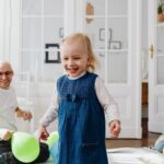 Radosna rodzina bawi się balonami w domu, wspólne spędzanie czasu