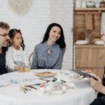 Rodzina adopcyjna rozmawia z pracownikiem społecznym w przyjaznym wnętrzu